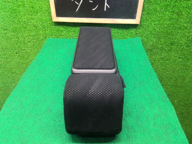 【中古】タント DBA-LA610S アームレスト 72810-B2640-C2