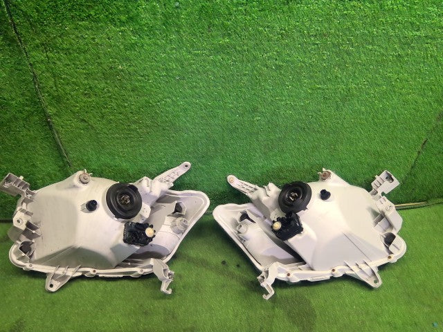 【中古】プロボックス DBE-NCP165V ヘッドランプ左右セット 81170-52J50,81130-52J50