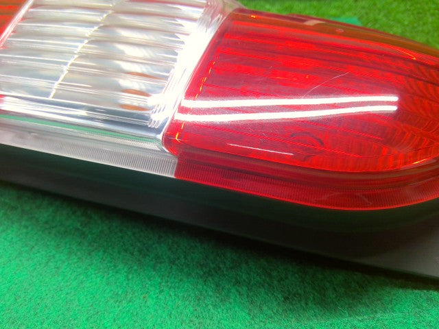 【中古】プロボックス DBE-NCP165V 左テールランプ 81561-52C20