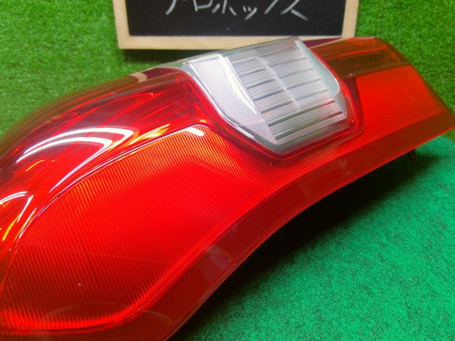 【中古】プロボックス DBE-NCP165V 左テールランプ 81561-52C20