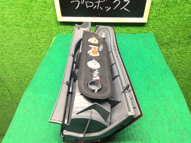 【中古】プロボックス DBE-NCP165V 左テールランプ 81561-52C20