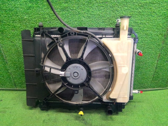 【中古】プロボックス DBE-NCP165V ラジエータ 16400-21381
