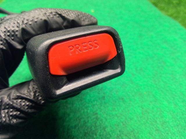 【中古】プロボックス DBE-NCP165V ドライバーシートベルト キャッチのみ