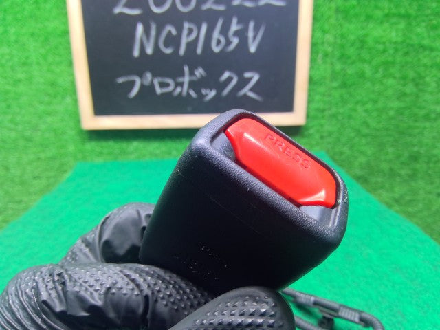 【中古】プロボックス DBE-NCP165V ドライバーシートベルト キャッチのみ