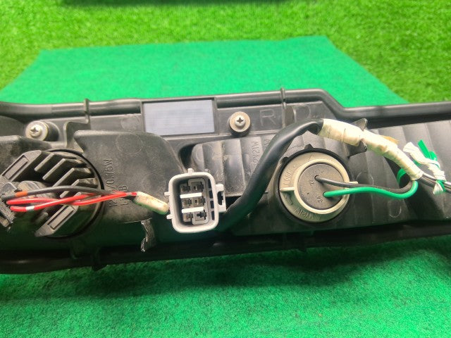 ハイゼット 右テールランプ EBD-S331V 81551-B5070-