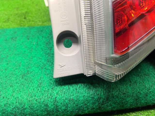 【中古】ミライース DBA-LA300S 右テールランプ 81550-B2560-