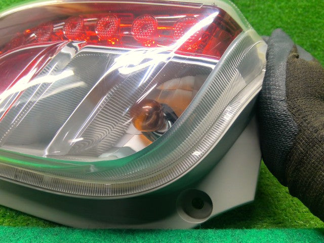 【中古】ミライース DBA-LA300S 左テールランプ 81560-B2560-