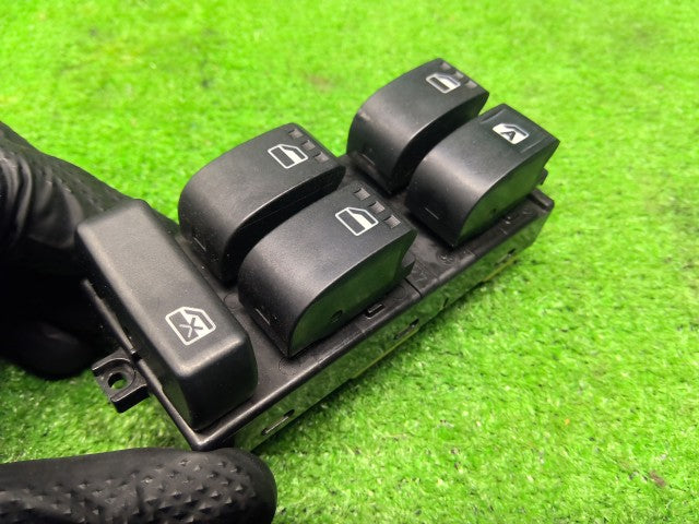 【中古】パッソ DBA-KGC35 パワーウインドウスイッチ 84820-B1101