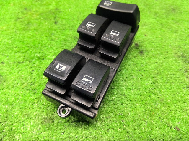 【中古】パッソ DBA-KGC35 パワーウインドウスイッチ 84820-B1101