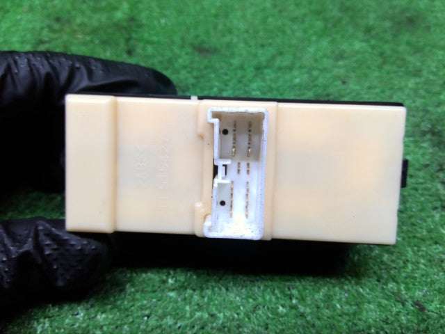 【中古】パッソ DBA-KGC35 パワーウインドウスイッチ 84820-B1101