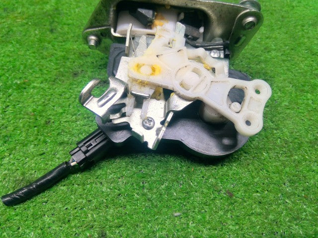 【中古】パッソ DBA-KGC35 バックドアロックソレノイド 69350-B1071