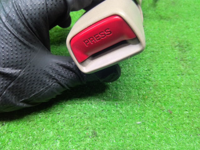 【中古】パッソ DBA-KGC35 ドライバーシートベルト キャッチ