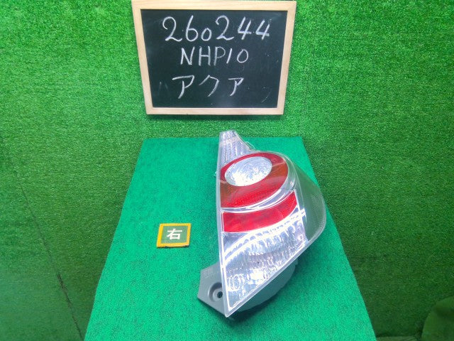 アクア 右テールランプ DAA-NHP10 81550-52A81