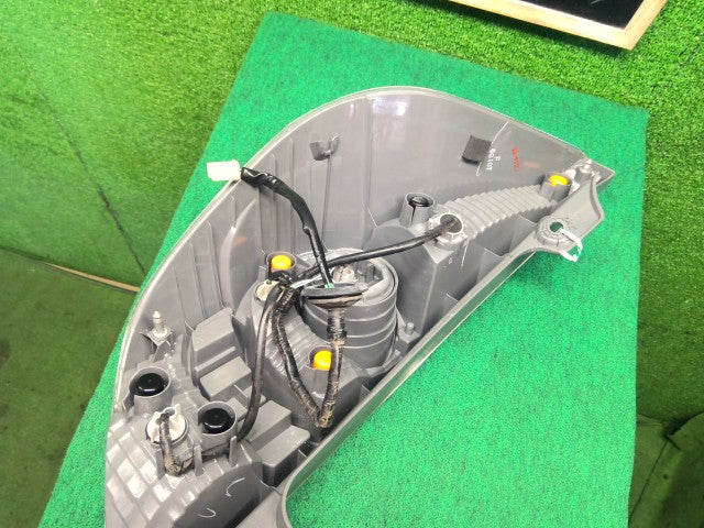 アクア 右テールランプ DAA-NHP10 81550-52A81