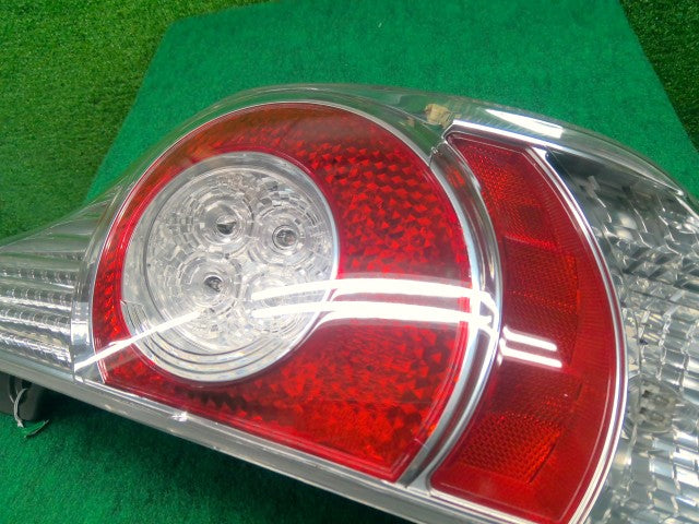 アクア 右テールランプ DAA-NHP10 81550-52A81