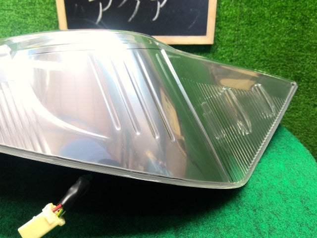 アクア 右テールランプ DAA-NHP10 81550-52A81