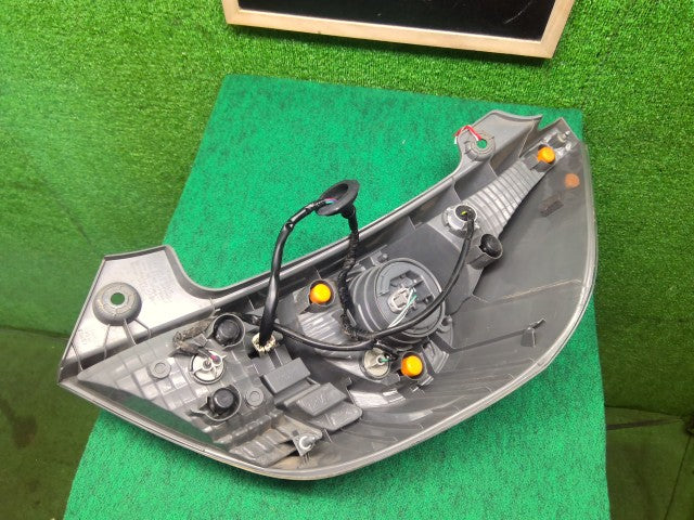 アクア 左テールランプ DAA-NHP10 81560-52691