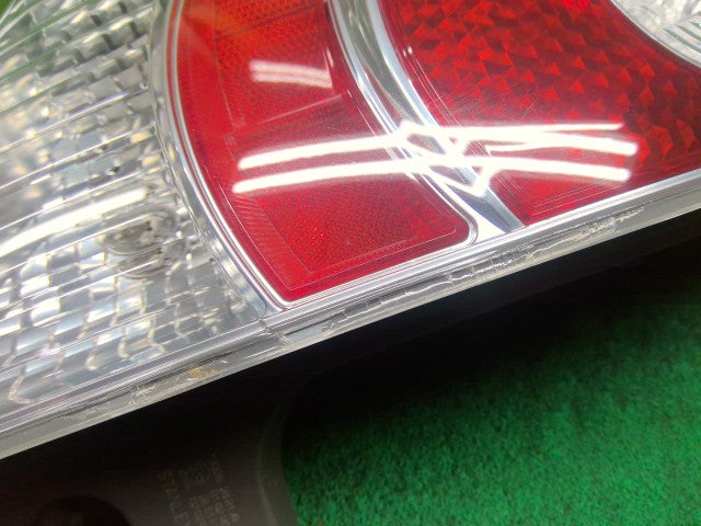 アクア 左テールランプ DAA-NHP10 81560-52691