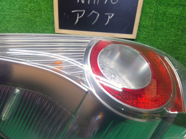 アクア 左テールランプ DAA-NHP10 81560-52691