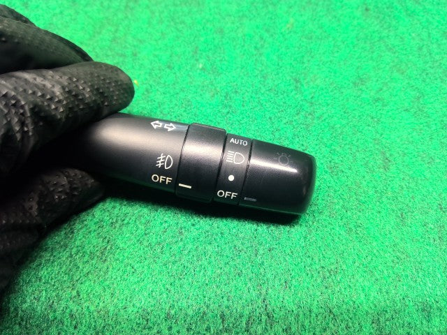 アクア ライトスイッチ DAA-NHP10 84140-42070
