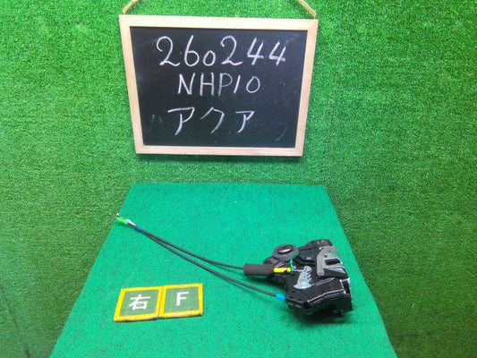 アクア 右Ｆドアロックソレノイド DAA-NHP10 69030-42210