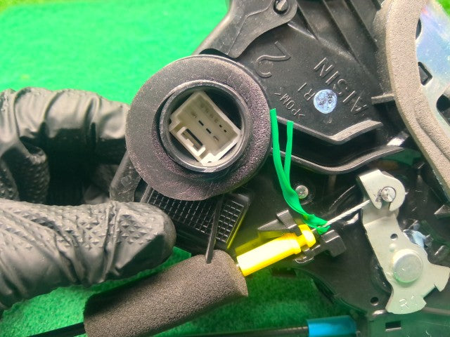 アクア 右Ｆドアロックソレノイド DAA-NHP10 69030-42210