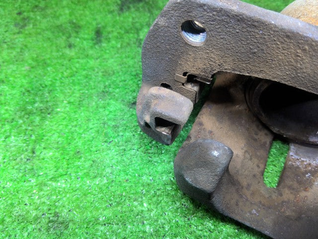 【中古】ジムニー ABA-JB23W 左フロントキャリパー 55100-81A12-999