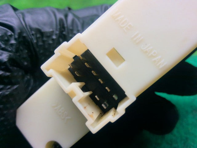 【中古】ジムニー ABA-JB23W パワーウインドウスイッチ 37990-84G30-P4Z