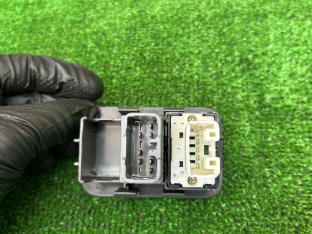 【中古】センチュリー DBA-GZG50 リアかーテン スイッチ