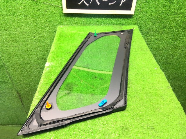 【中古】スペーシア 5AA-MK94S 右フロントサイドウインドガラス 84550-53U00