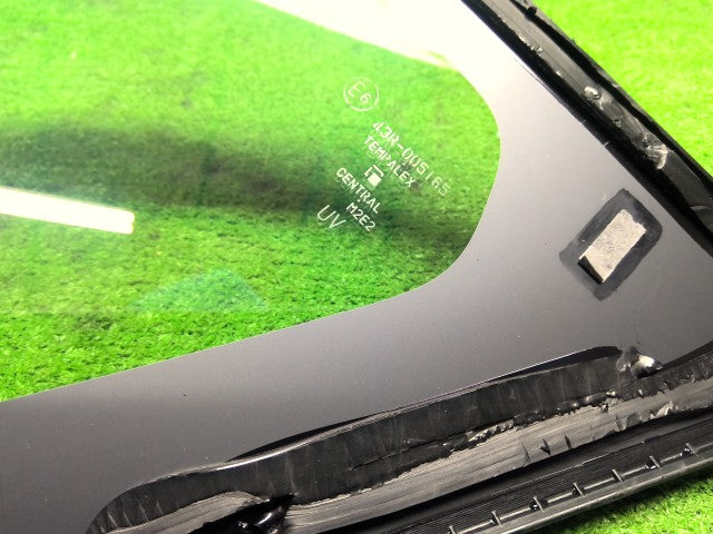 【中古】スペーシア 5AA-MK94S 右フロントサイドウインドガラス 84550-53U00