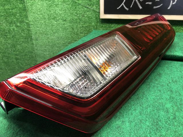 【中古】スペーシア 5AA-MK94S 右テールランプ 35650-53U00