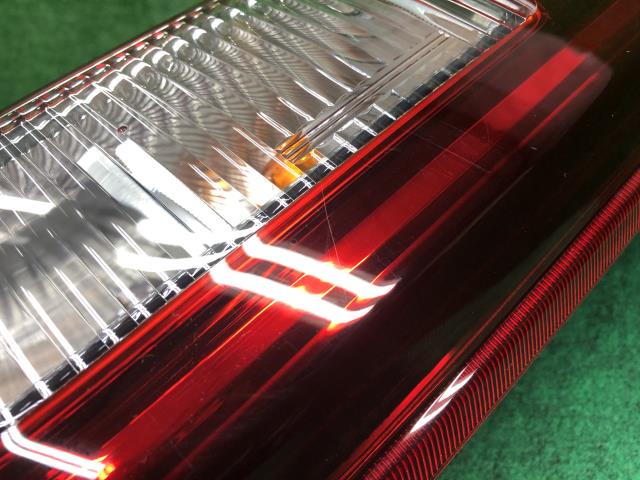 【中古】スペーシア 5AA-MK94S 右テールランプ 35650-53U00