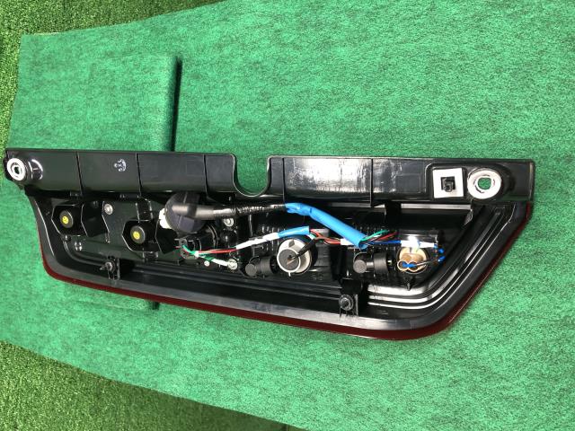 【中古】スペーシア 5AA-MK94S 右テールランプ 35650-53U00