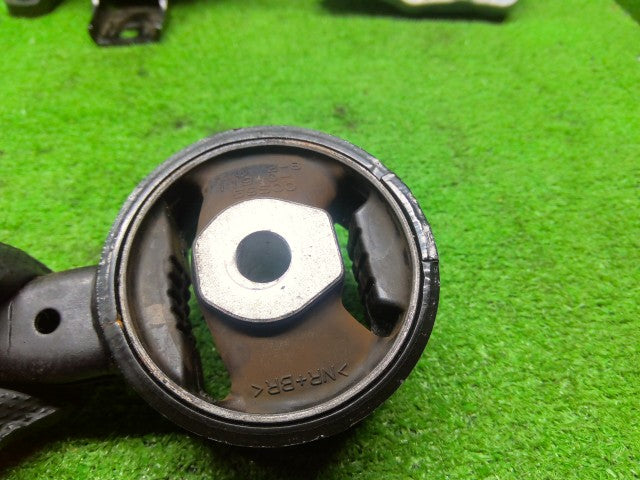 【中古】スペーシア 5AA-MK94S エンジンマウント セット