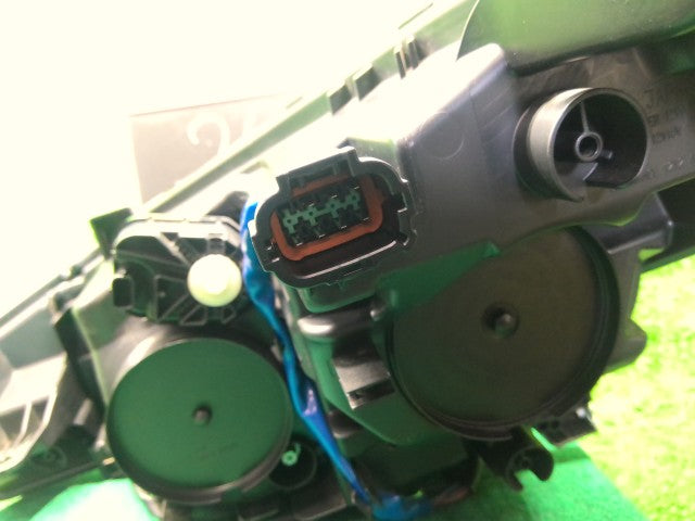【中古】リーフ ZAA-ZE1 右ヘッドランプＡＳＳＹ 26060-5SK5B