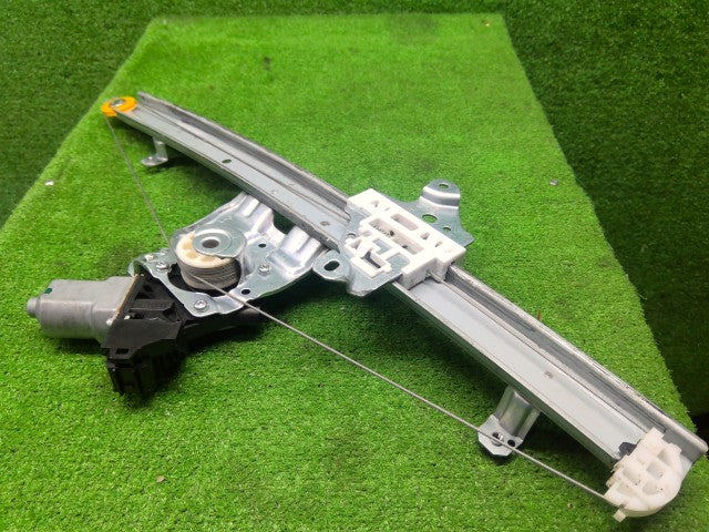 【中古】リーフ ZAA-ZE1 左フロントドアレギュレータ・モーター 80721-5SK7A