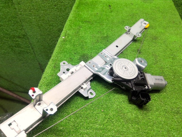 【中古】リーフ ZAA-ZE1 左フロントドアレギュレータ・モーター 80721-5SK7A