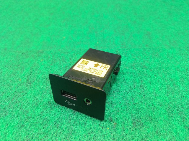 【中古】リーフ ZAA-ZE1 USBポート 284H3-5FA0A