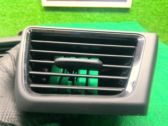 【中古】リーフ ZAA-ZE1 エアコン吹き出し口 68761-5SK0B