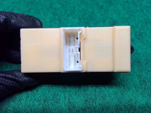 【中古】タント DBA-L385S パワーウインドウスイッチ 84820-B2390-