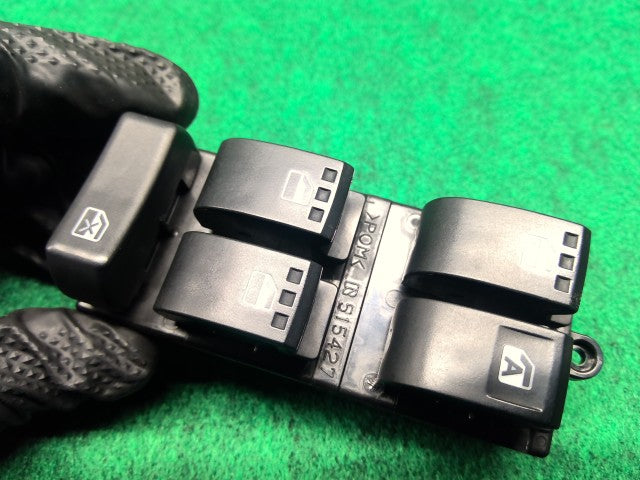 【中古】タント DBA-L385S パワーウインドウスイッチ 84820-B2390-
