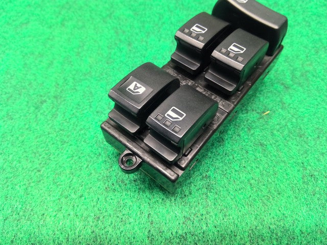 【中古】タント DBA-L385S パワーウインドウスイッチ 84820-B2390-