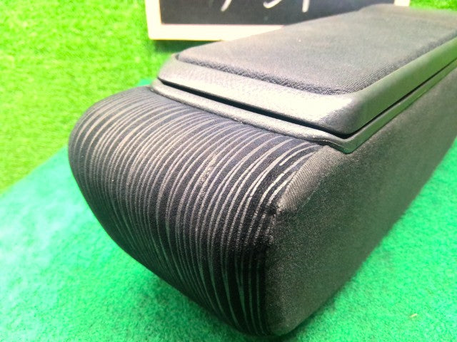 【中古】タント DBA-L385S アームレスト 72810-B2530-C1