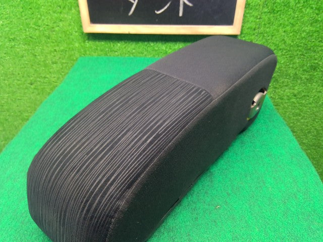 【中古】タント DBA-L385S アームレスト 72810-B2530-C1