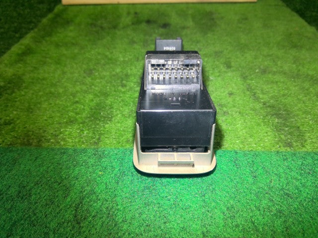 エブリィ パワーウインドウスイッチ ABA-DA64W 37990-68H70-ZL9