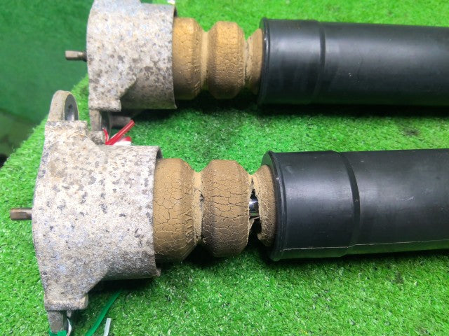 【中古】デミオ DBA-DE5FS リアストラット・アブソーバーセット DR61-28-70XD