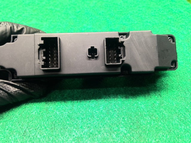 【中古】デミオ DBA-DE5FS パワーウインドウスイッチ D652-66-350B