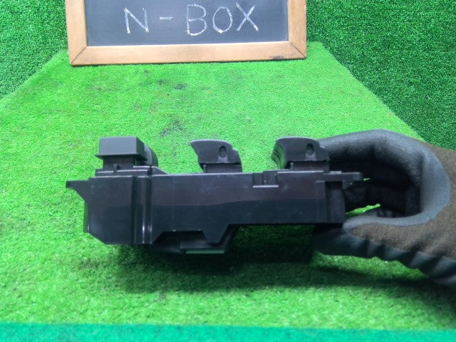 【中古】Ｎ－ＢＯＸ DBA-JF1 パワーウインドウスイッチ 35750-TY0-J11