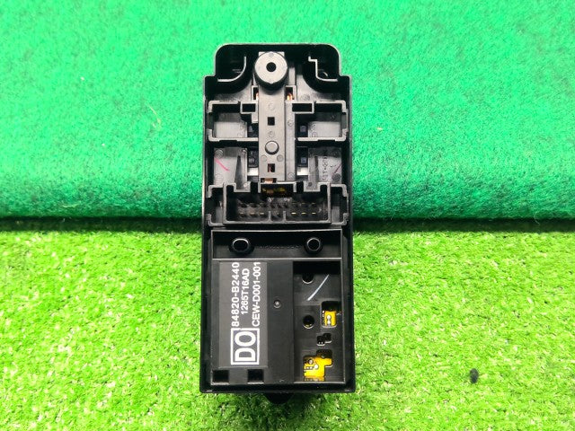 タント パワーウインドウスイッチ DBA-LA600S 84820-B2440-
